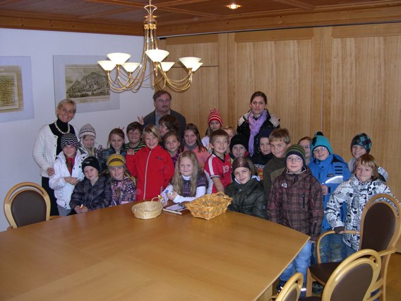 BGM Sonja Ottenbacher, OL Wolfgang Reichssöllner, Volksschullehrerin Ursula Jud und die Kinder der 3. Klasse Volksschule Stuhlfelden